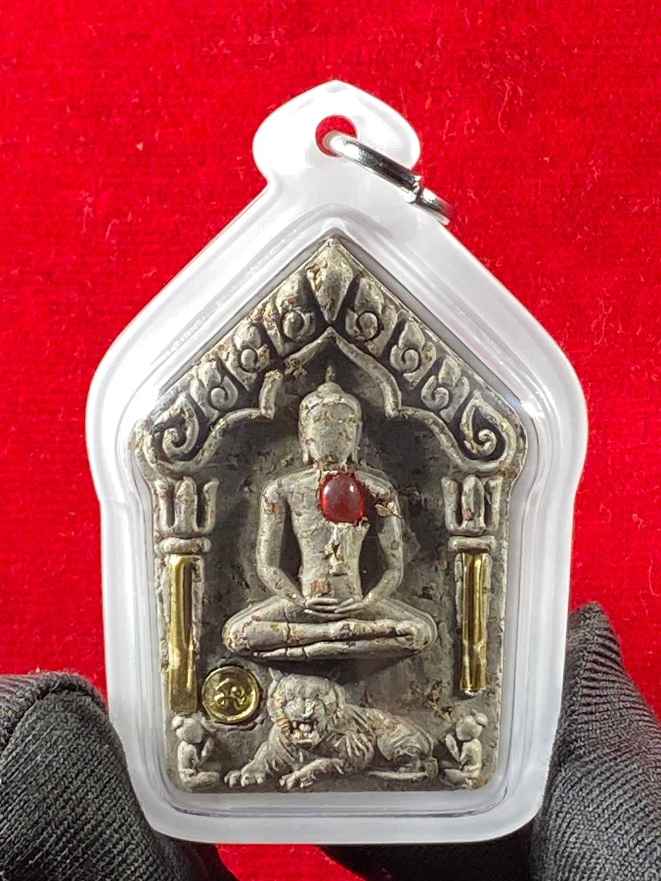 黎逸府Wat Ban Non Duea寺著名师父龙婆玛哈西拉（LP Mahasila）与阿赞布（Phra Ajarn Pu）联手督造【坤平吃睡虎 Phra Khun Phaen Suea Non Kin Model（高级Nam Lerk版）】现物实拍 | Jin Thai Fo Pai